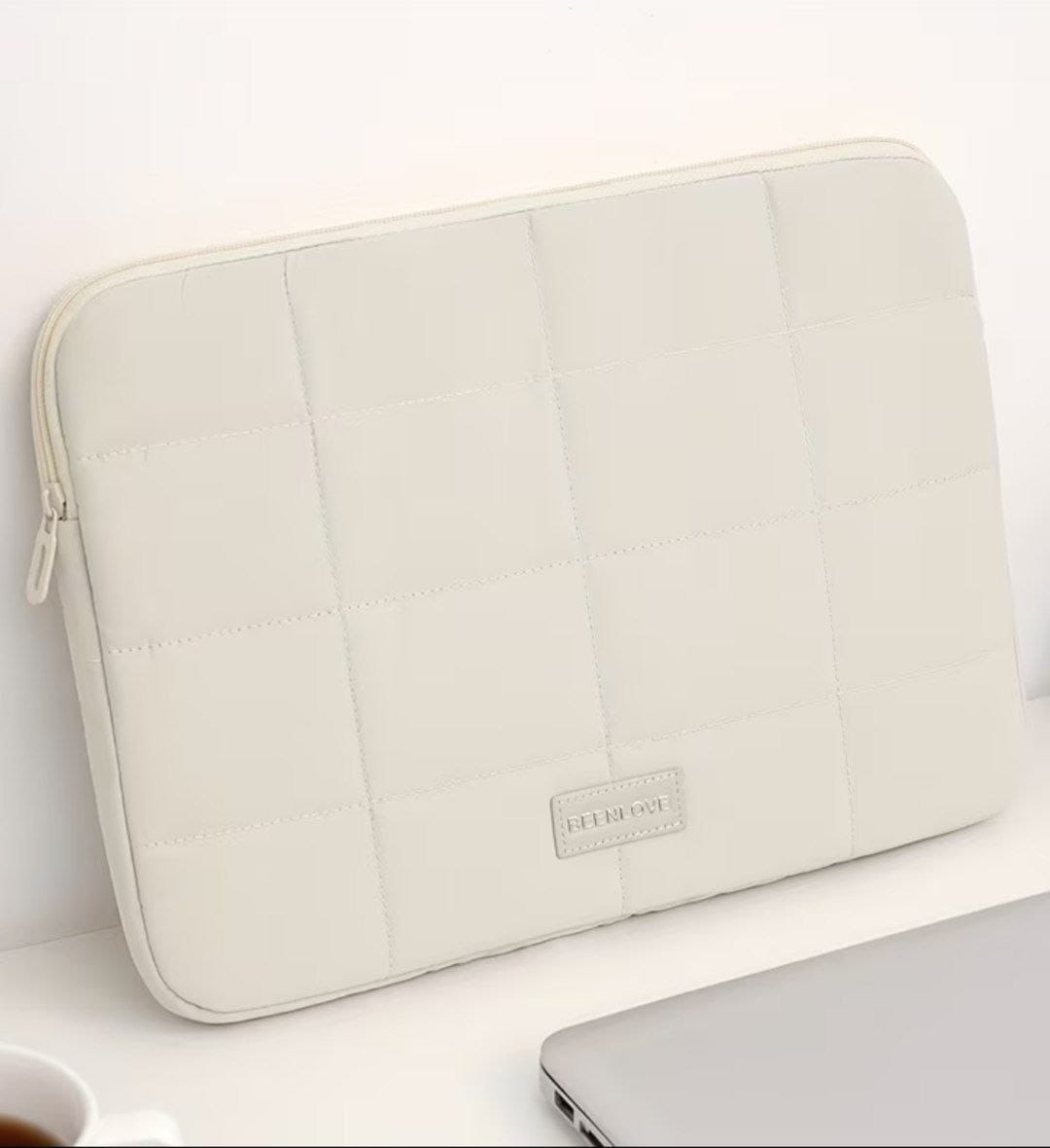 Pochette Ordinateur Matelassée – Élégance et Protection