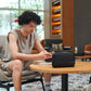 Pochette noire moderne avec organisation pratique et format compact