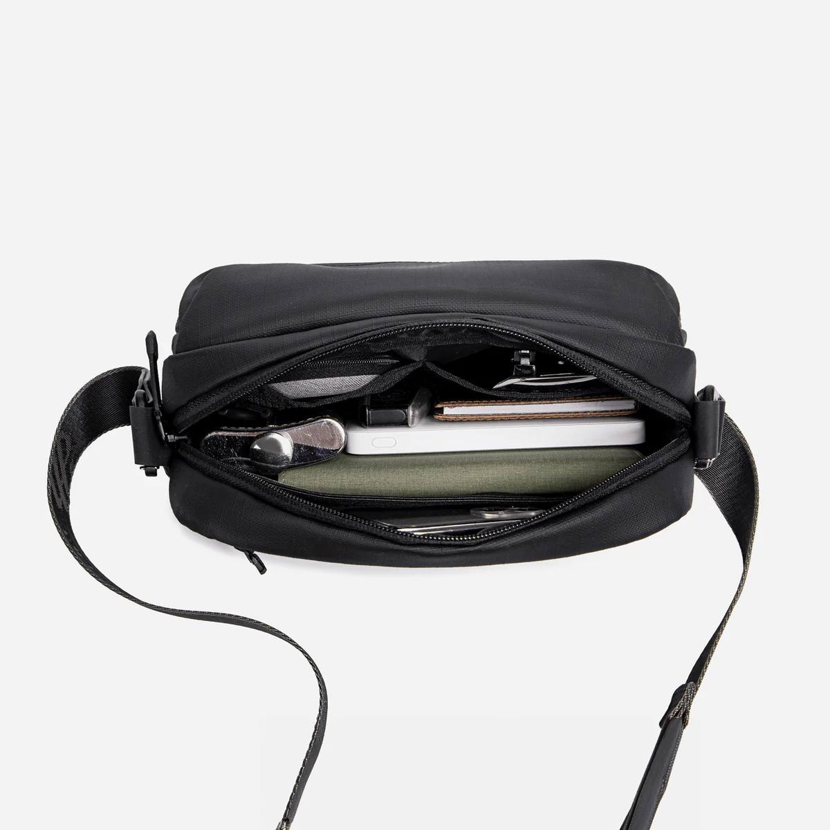 Sac bandoulière noir élégant et pratique pour un usage quotidien