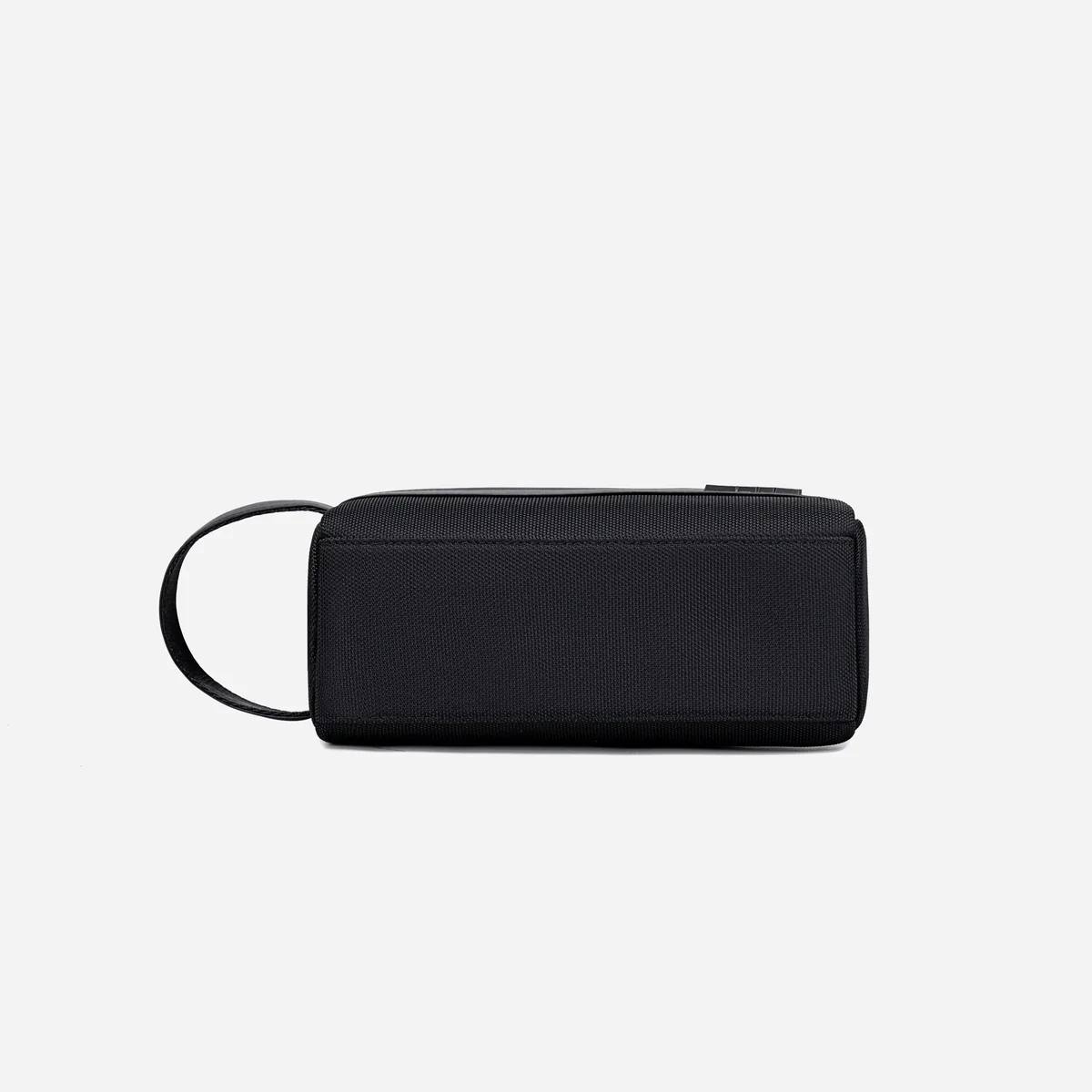 Pochette noire moderne avec organisation pratique et format compact