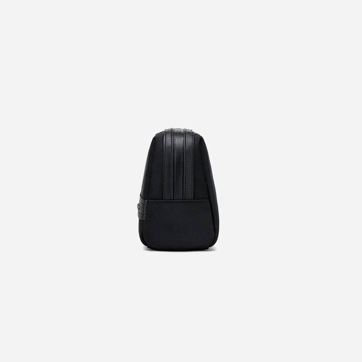 Pochette noire moderne avec organisation pratique et format compact